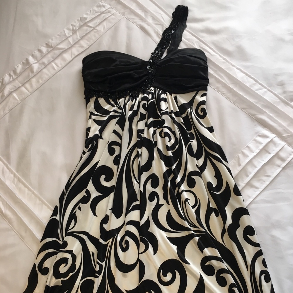 Black and white flirty cocktail dress 🍸